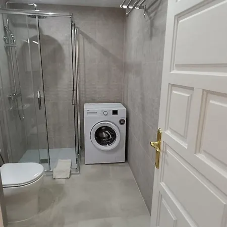 Paradise, Nº5 Apartment